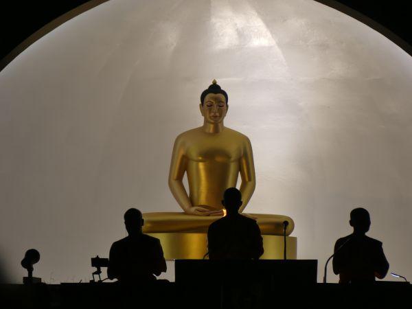 meditazione monaci festival lanterne