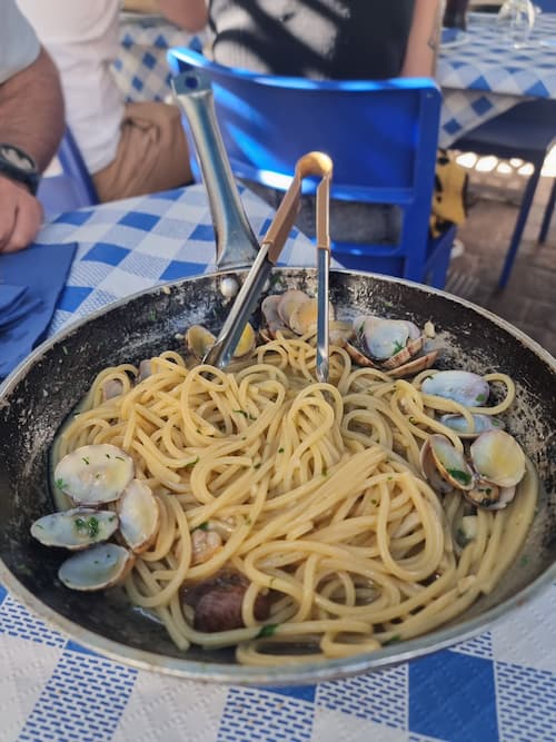 spaghetti con le vongole ricetta napoletana