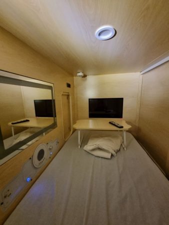 dormire in un capsule hostel
