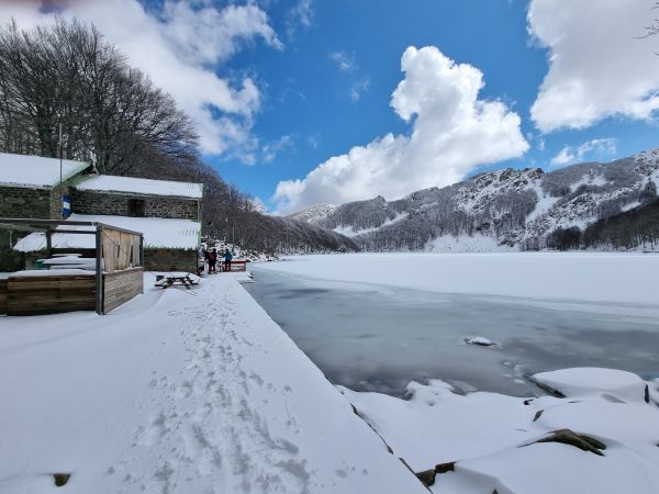 lago santo con la neve